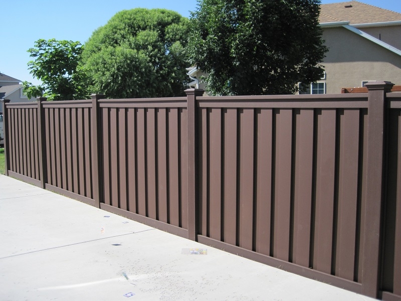 trex-fencing-woodland-brown